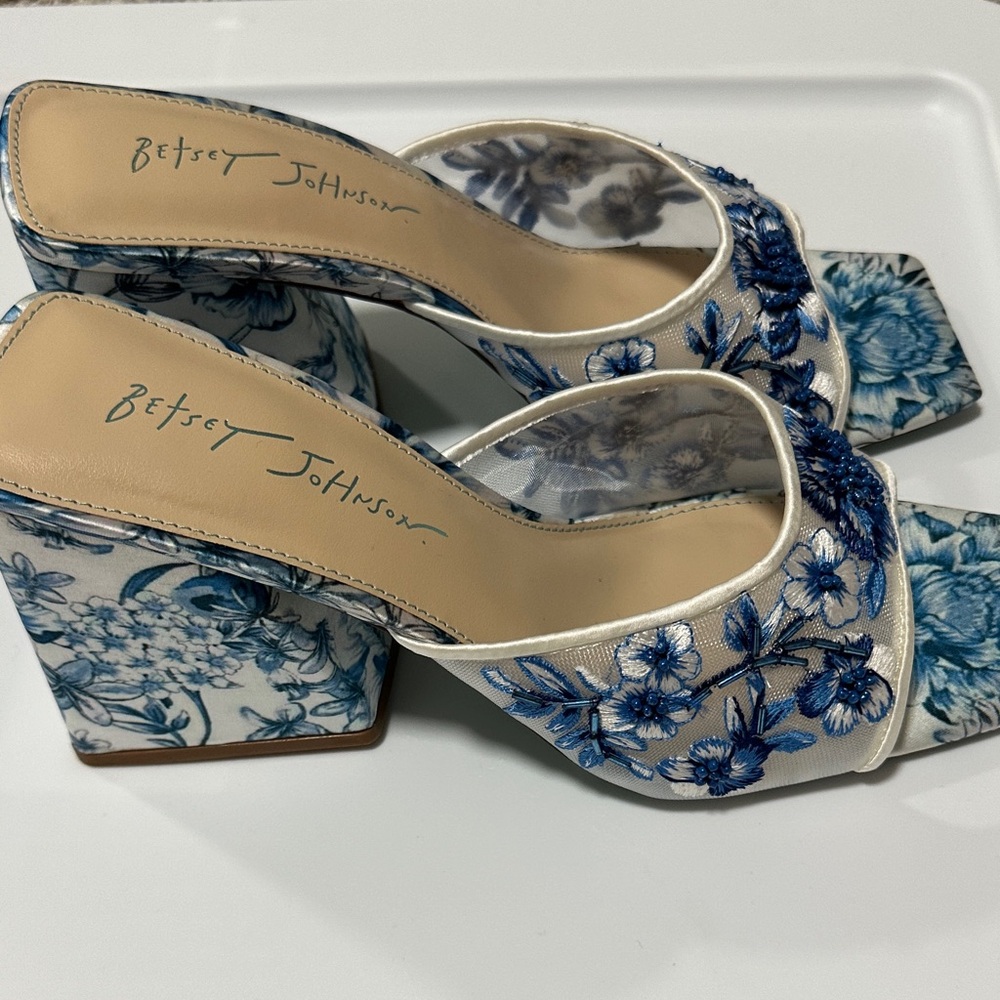 Betsey Johnson Blue Floral Embroidered Heels - Picture 2 of 3